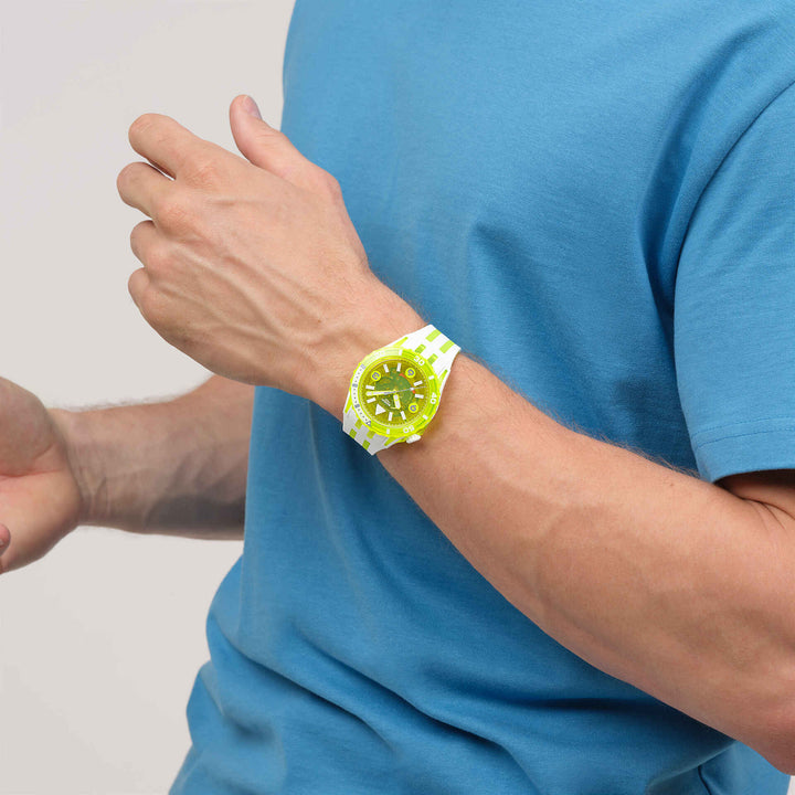Swatch Scubqua צהוב 44 מ"מ SSCU09J100 שעון