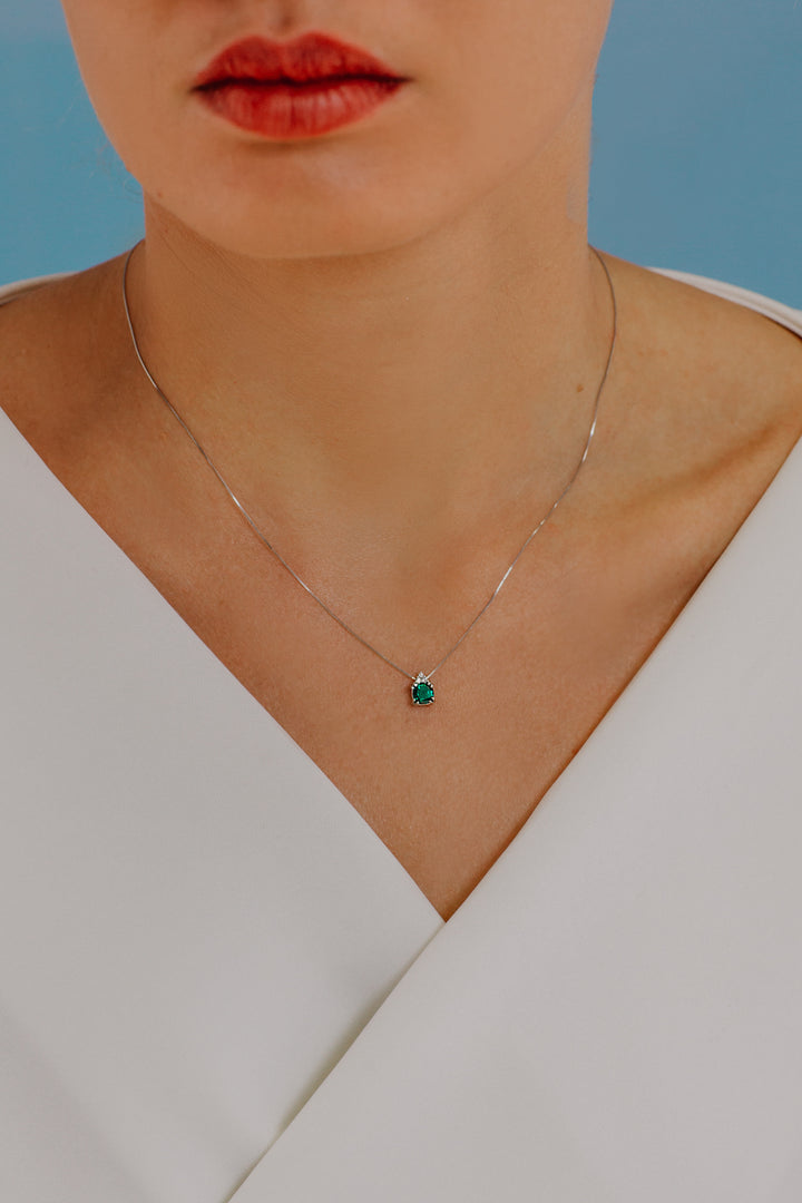 Comete Necklace in Gold, Diamond and Emerald round GLB1500