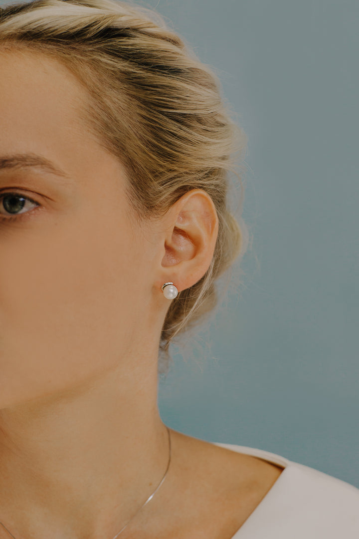 Comete Pearl Earrings in Gold and Diamonds ORP679
