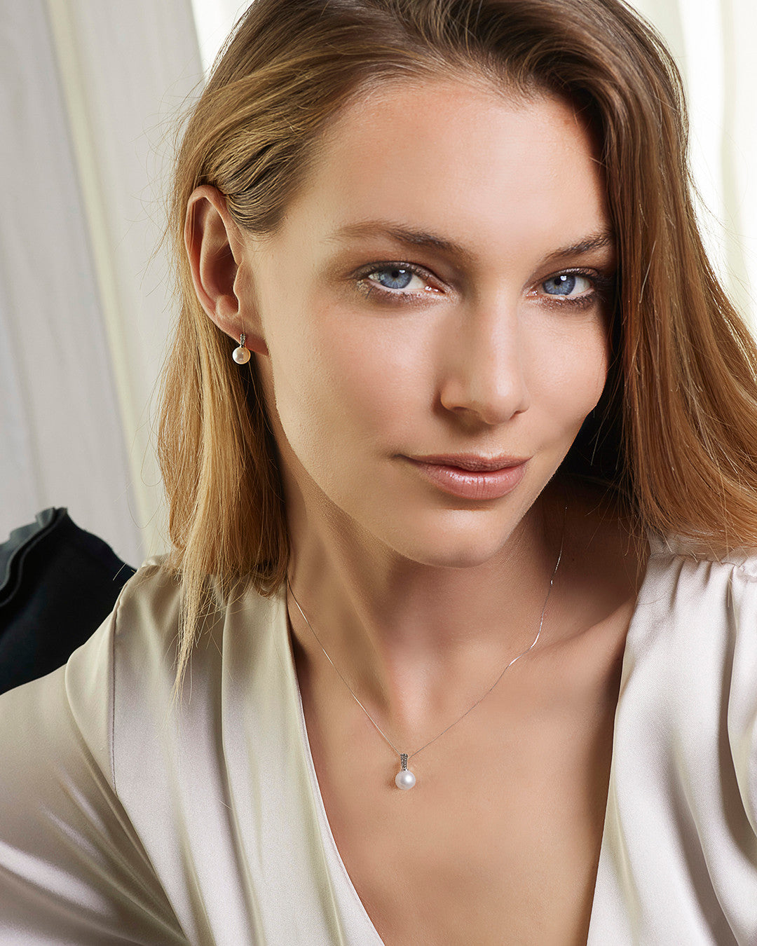 Comete Necklace with Pearl and White Diamonds GLP624