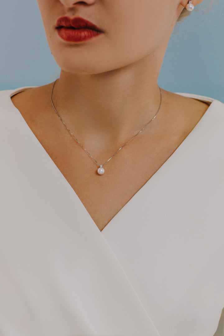 Comete Necklace Light Point Akoya Pearl in Gold and Diamond GLP539