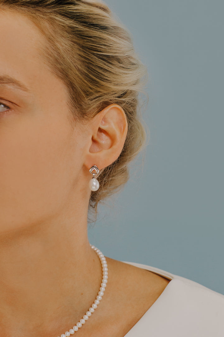 Comete Pearl Earrings in Gold and Diamonds ORP681
