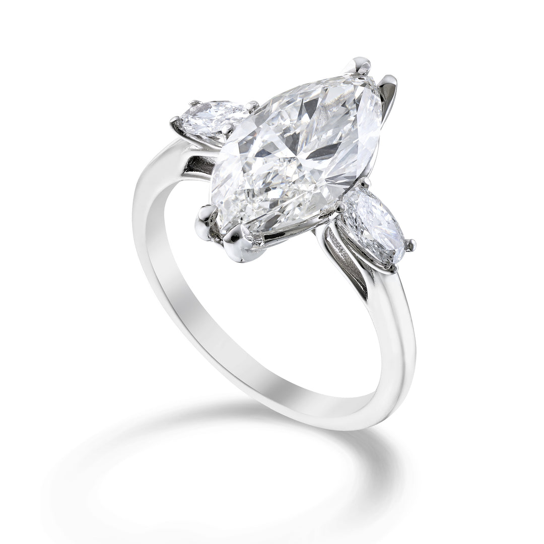 X-Diamond an 18kt lab g.d.tot. 3.46 ct, marquise centerpiece 3.06ct and lateral ovals 5x3 0.40ct XXDAPU123O4MQBI346